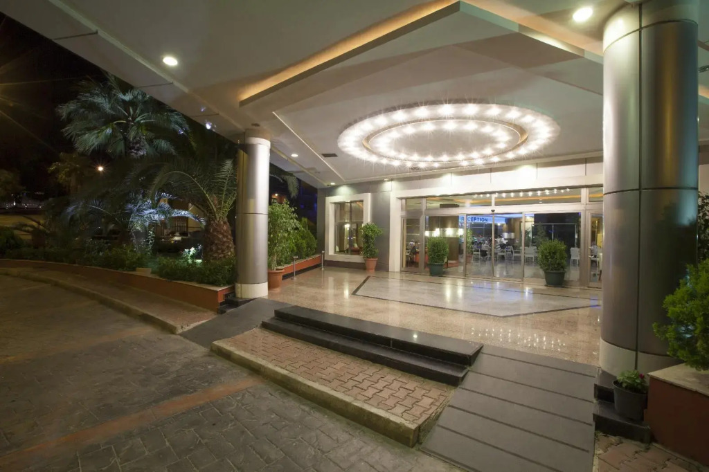 Club Side Coast Hotel